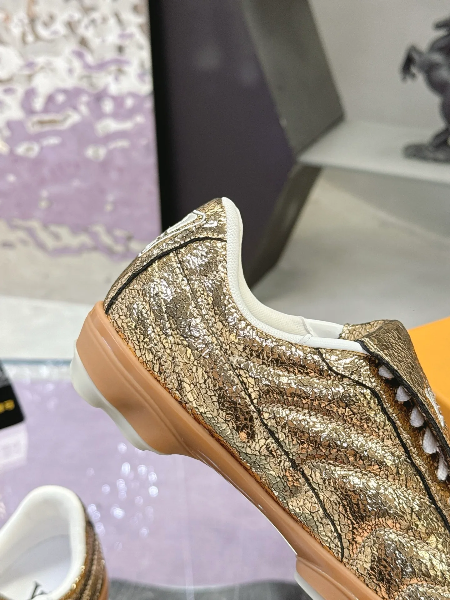 Men's shoes: 720💰 LV Louis Vuitton's latest Foot men's shoes💰print series Couple's football sneakers Original purchase, development and production This Foot men's shoes💰print Soccer sneakers are men's shoes💰pharrell Williams' first sneakers inspired by football shoes. The shoe is inspired by football that spans generations and cultures. The shoe is known for its sleek design, with the dynamic IV Initials logo on the side, the tongue embellished with the Lvers United badge inspired by the football team, and the sole pattern rubber sole decorated with multiple Louis Vuitton logos. Exquisite packaging at the delivery counter🛍📦 ▪️Material: Original imported top-layer cracked cowhide ▪️Inner: Original custom-made soft sheepskin lining ▪️Sole: original molded two-color T men's shoes 💰pU combination sole ▪️Sole thickness: 3.5CM ▪️Size: women's 35-41 / men's 39-45